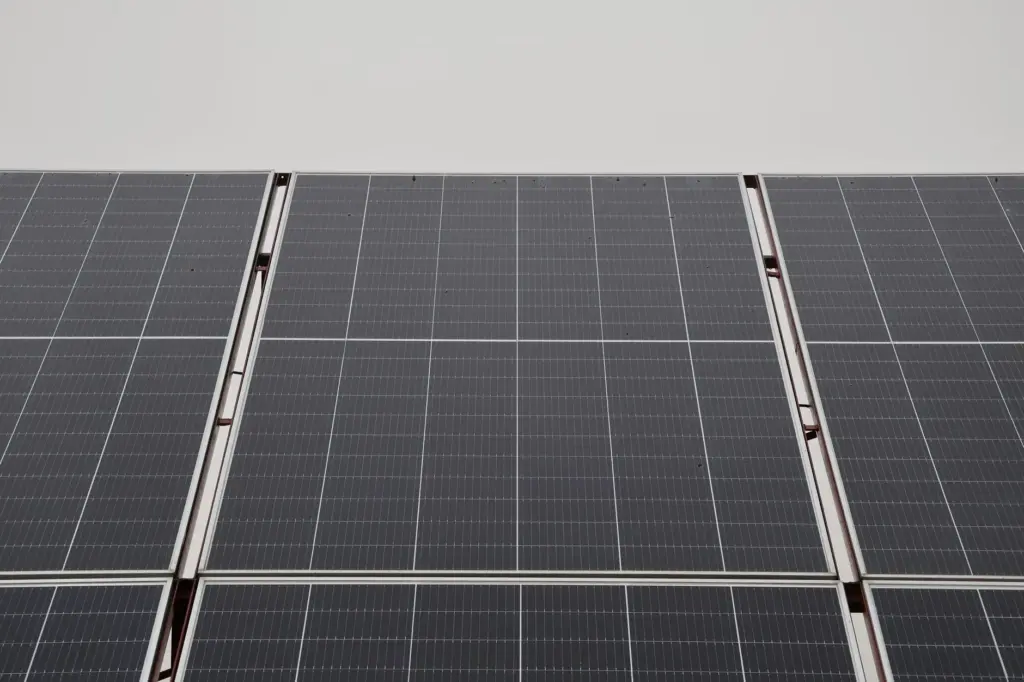 zonnepanelen combineren met een thuisbatterij is het de moeite waard