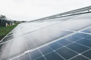 zonnepanelen op een plat dak welke montagesystemen bestaan er