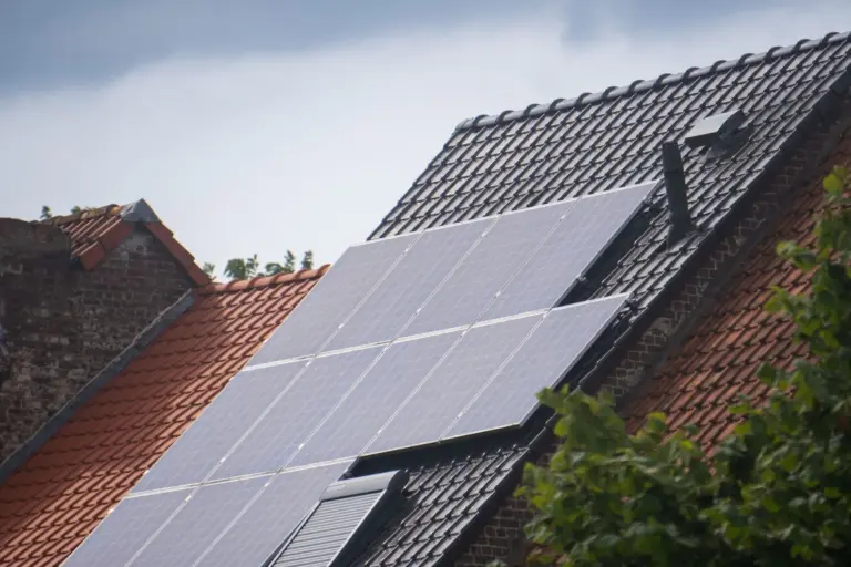 zonnepanelen reinigen zo houd je hun rendement optimaal